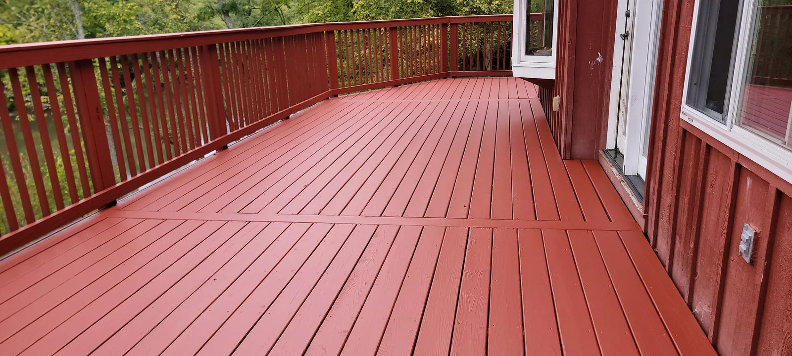 Red-finished deck boards and railings at an H&H project in Alexandria, Kentucky.